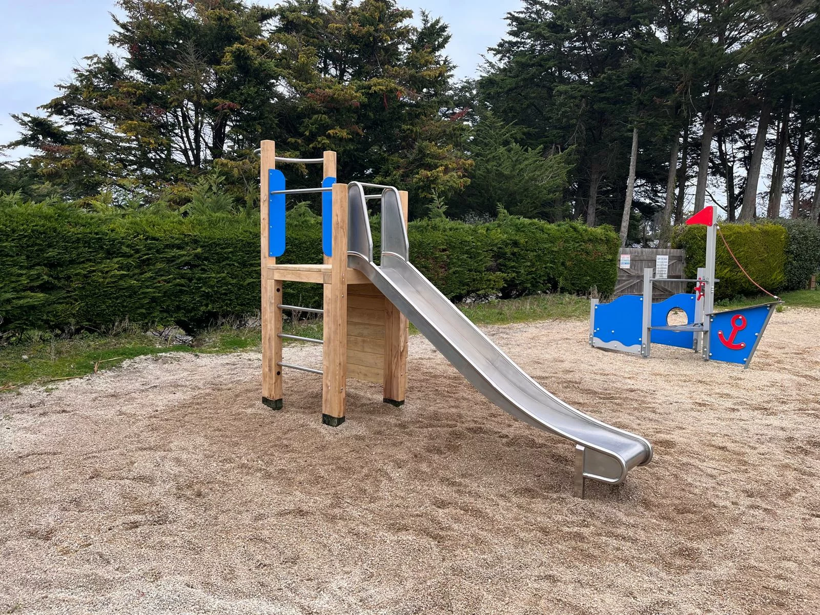 Aire de jeux en robinier installée dans un espace extérieur pour enfants