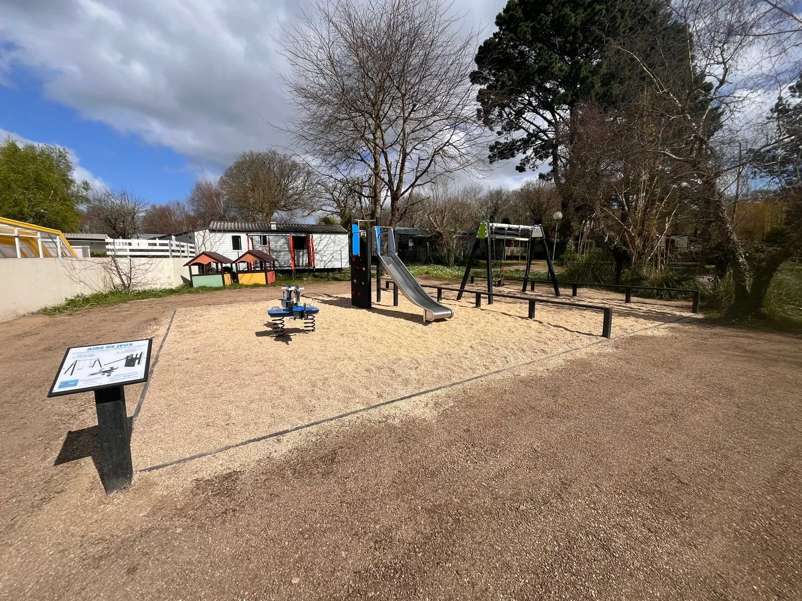 Aire de jeux en plastique recyclé avec tour et toboggan, jeux sur ressort et balançoire en extérieur