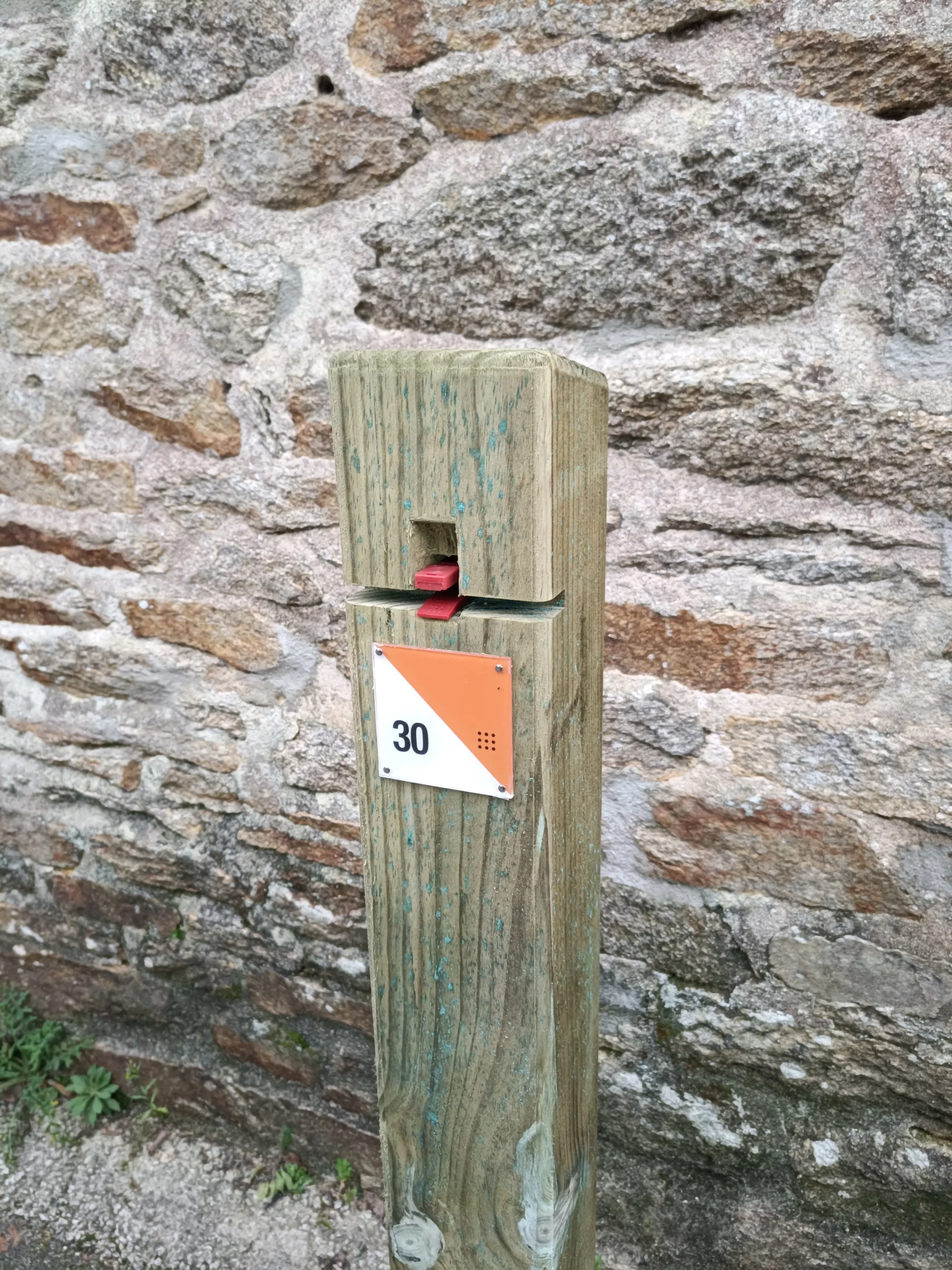 Poteau en pin classe 4 pour balise de parcours permanent de course d’orientation installé en extérieur