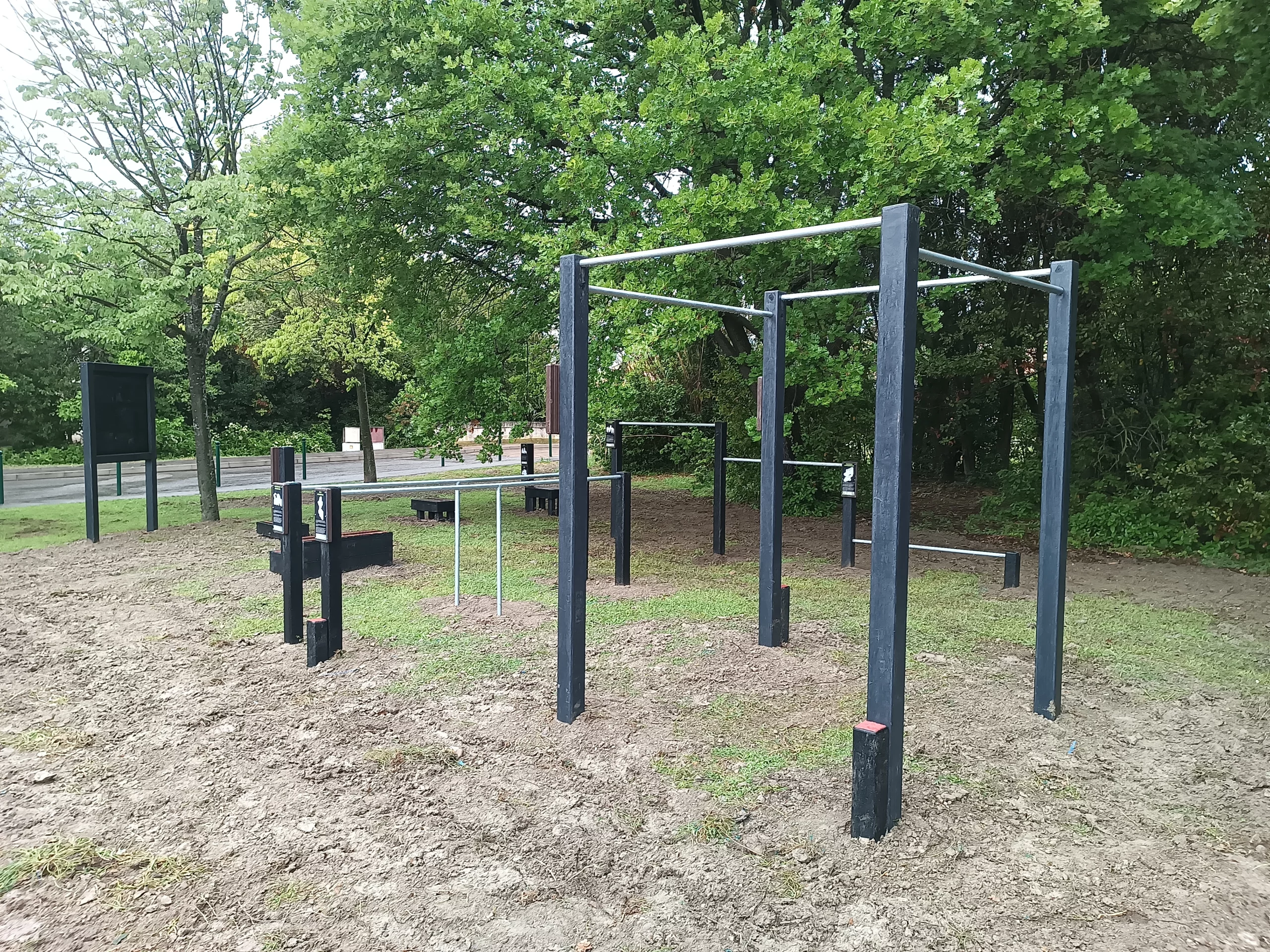 Espace street workout en plastique recyclé avec plusieurs modules de fitness extérieur
