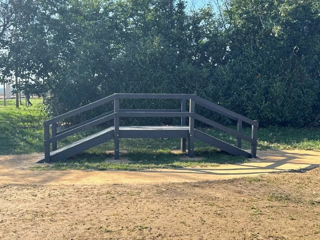 Pont VTT en plastique recyclé servant d’obstacle de franchissement sur un parcours d’entraînement VTT