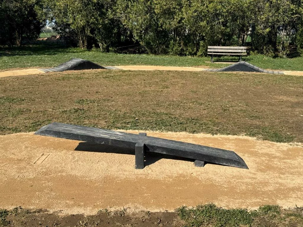Planche à bascule VTT en plastique recyclé installée sur un parcours d’obstacles pour vététistes