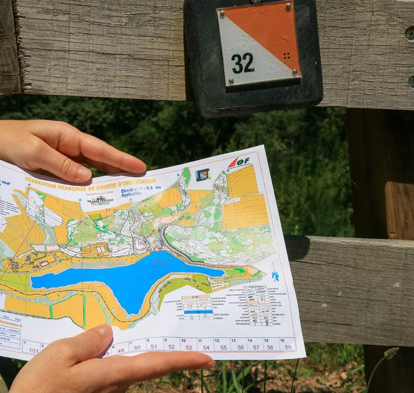 Carte de course d’orientation et boîtier de poinçonnage installés sur parcours permanent d’orientation
