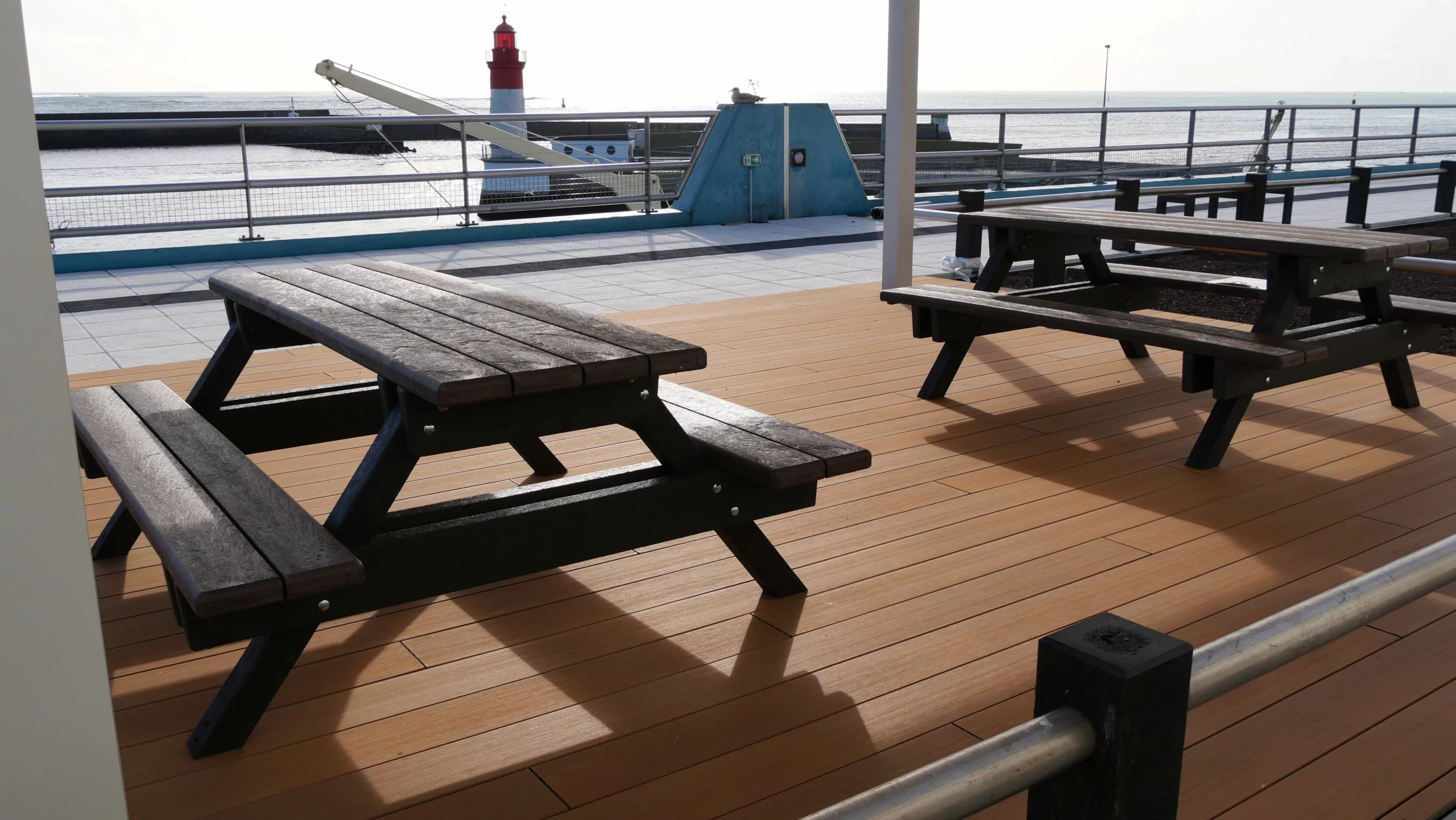 Table de pique-nique en plastique recyclé installée dans un espace extérieur public ou paysager