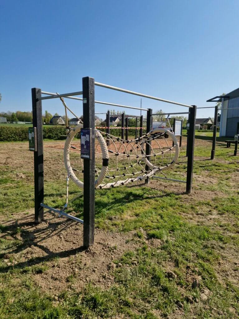 Tunnel de corde en plastique recyclé intégré à un parcours d’obstacles pour enfants
