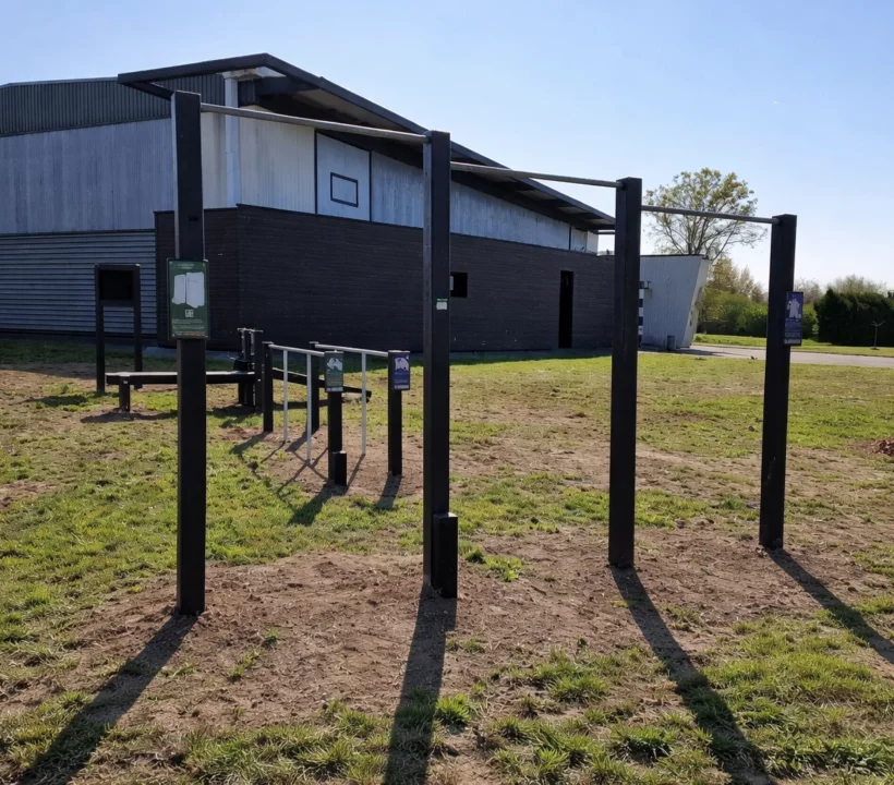 Barres fixes de traction à trois hauteurs en plastique recyclé sur un parcours sportif extérieur