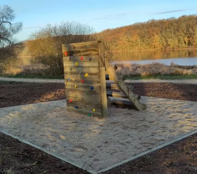 Mur d’escalade avec échelle oblique en pin classe 4 sur un parcours de motricité extérieur