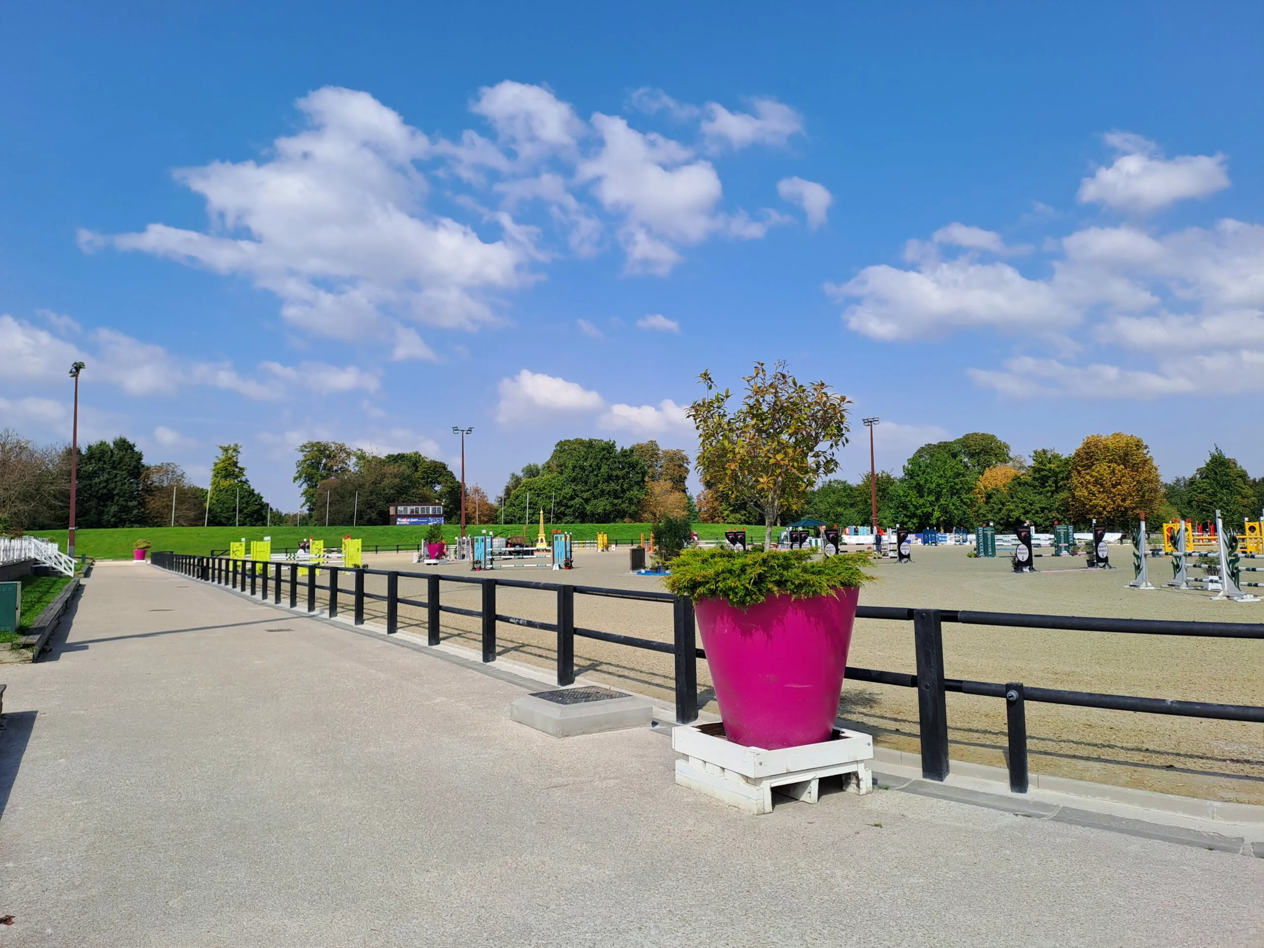 Lices pour carrière équestre en plastique recyclé installées autour d’un espace d’entraînement extérieur