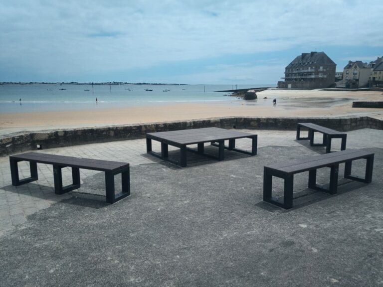Banquette-et-table-basse-Plastique-recyclC