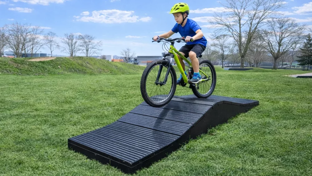 Bosses VTT en plastique recyclé sur un parcours technique destiné à l’entraînement des vététistes