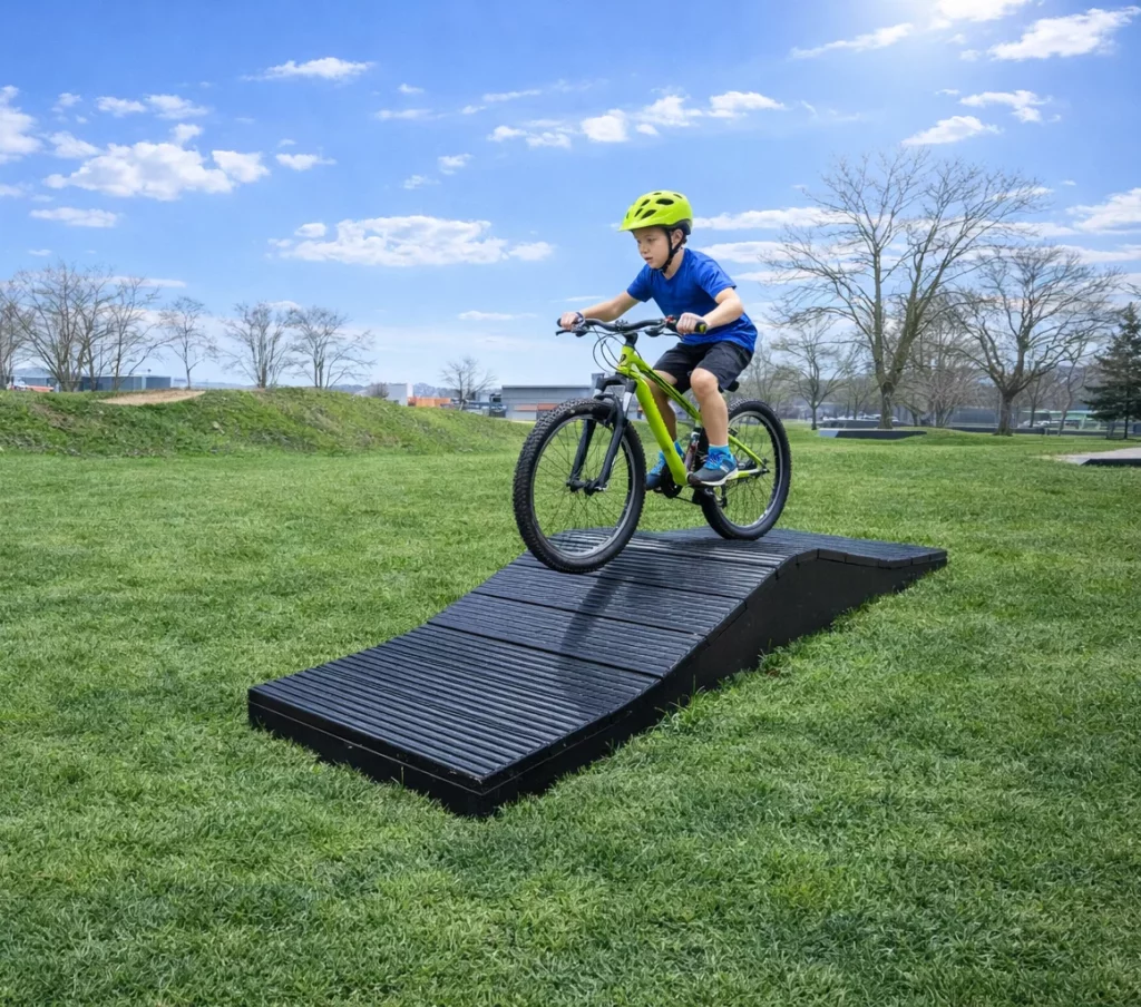 Bosses VTT en plastique recyclé sur un parcours technique destiné à l’entraînement des vététistes