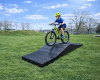 Bosses VTT en plastique recyclé sur un parcours technique destiné à l’entraînement des vététistes