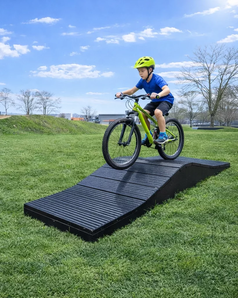 Bosses VTT en plastique recyclé sur un parcours technique destiné à l’entraînement des vététistes