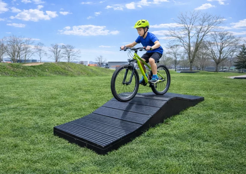 Bosses VTT en plastique recyclé sur un parcours technique destiné à l’entraînement des vététistes