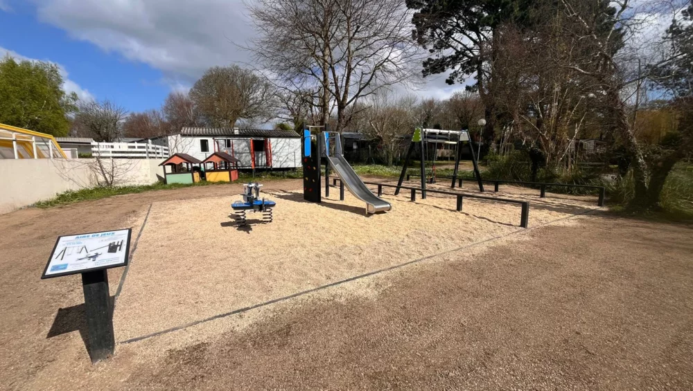 Aire de jeux en plastique recyclé installée dans un camping à Bénodet