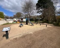 Aire de jeux en plastique recyclé installée dans un camping à Bénodet