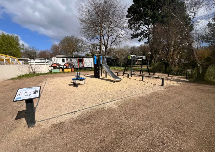 Aire de jeux en plastique recyclé installée dans un camping à Bénodet