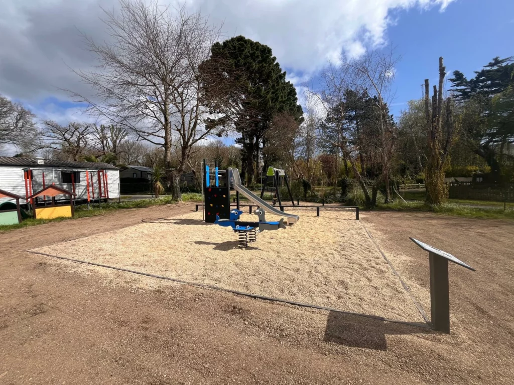 Structure de jeux extérieure en plastique recyclé pour camping et collectivité