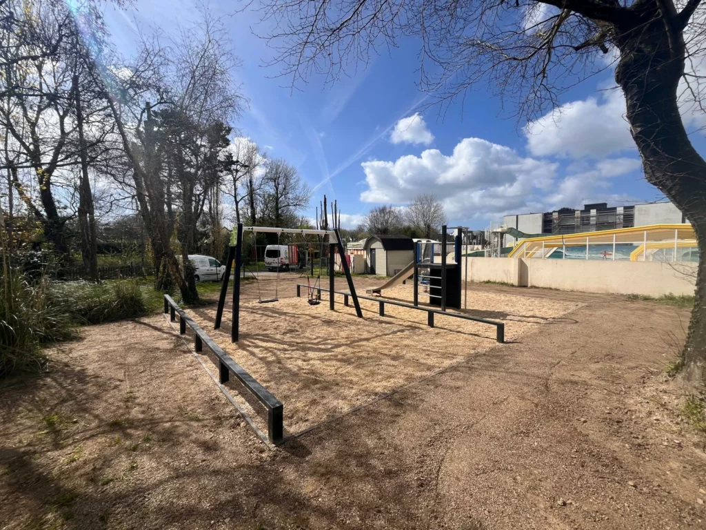 Aire de jeux moderne pour enfants dans un camping en Bretagne