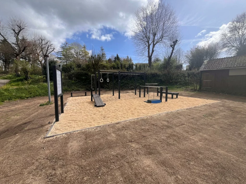 Espace street workout extérieur installé dans un camping à Bénodet