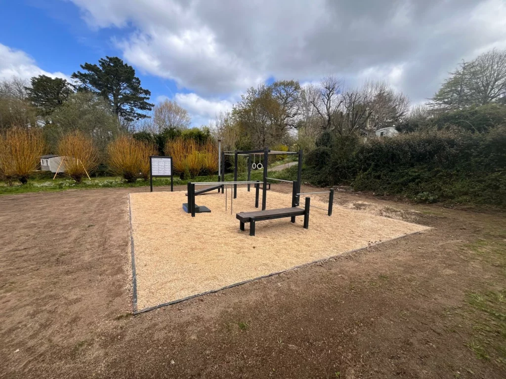 Zone street workout extérieure pour musculation et fitness en camping