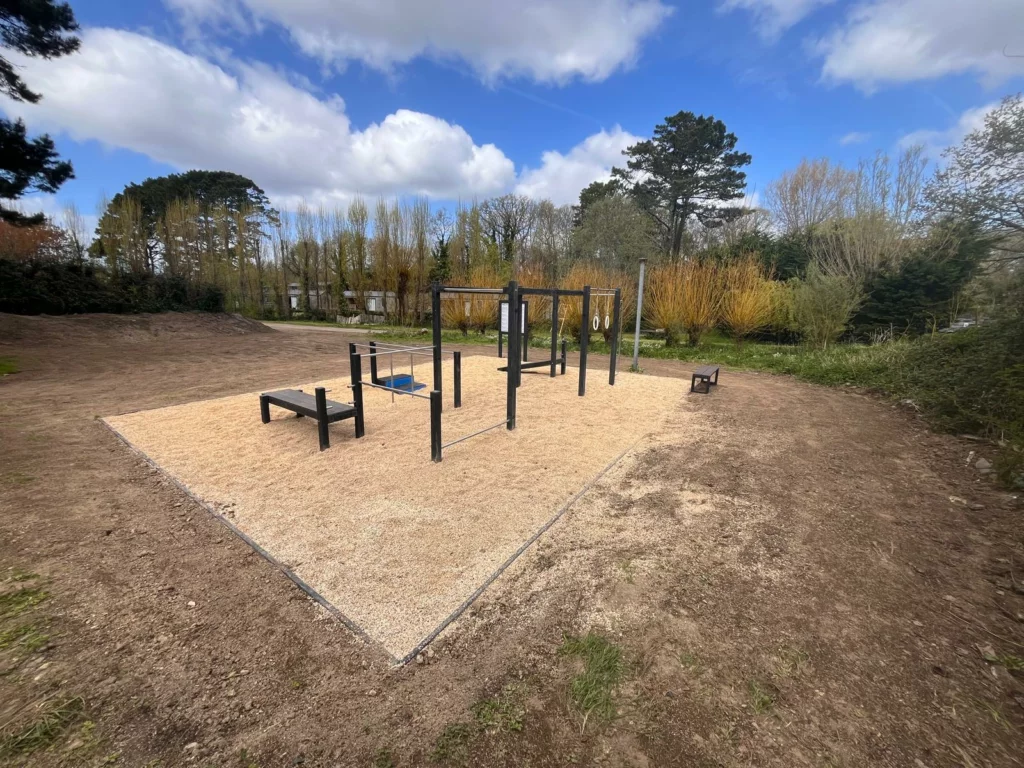 Équipements street workout installés dans un espace extérieur durable