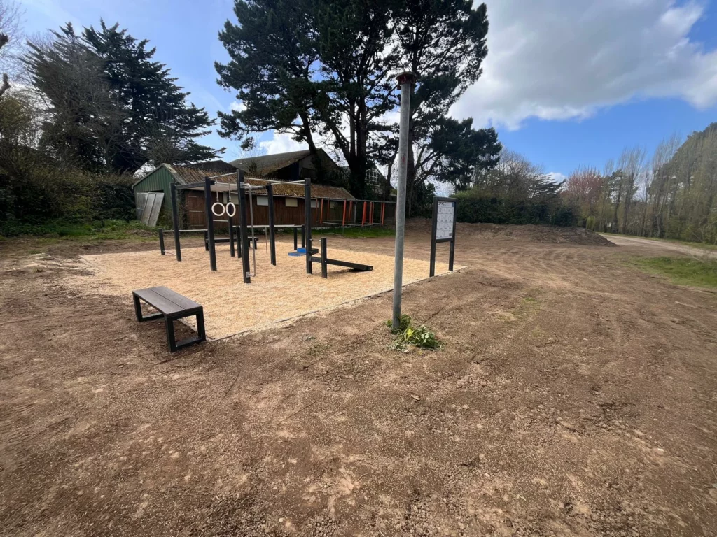 Espace street workout extérieur avec pelouse en cours de repousse