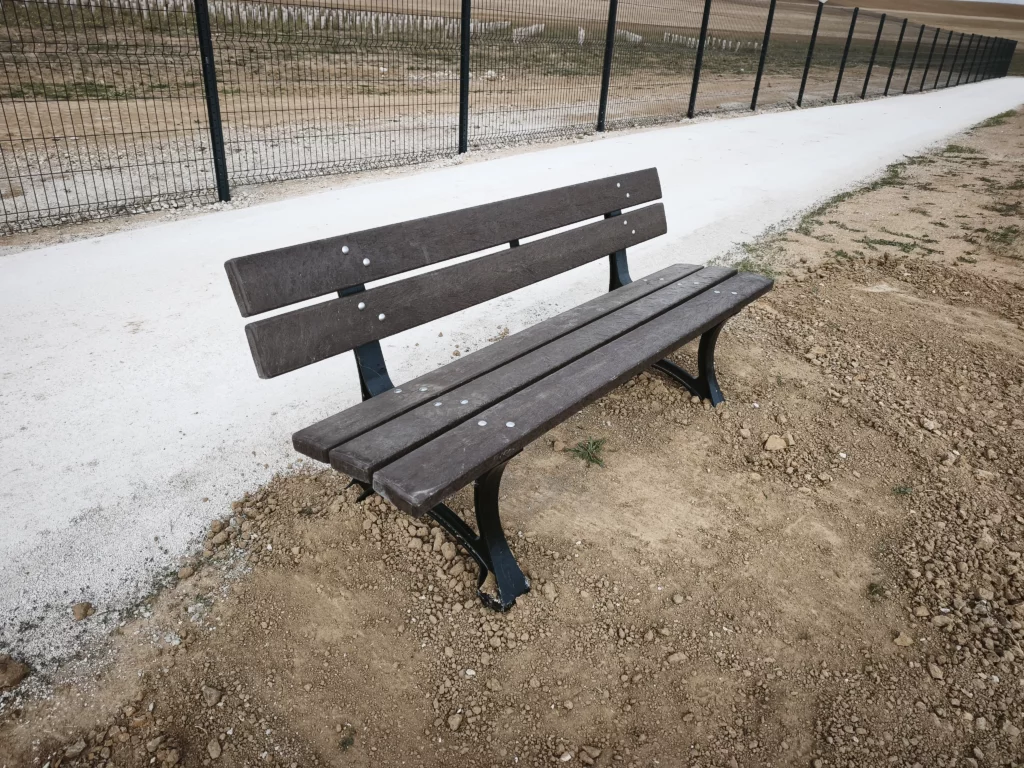 Banc urbain en plastique recyclé installé à Annet-sur-Marne