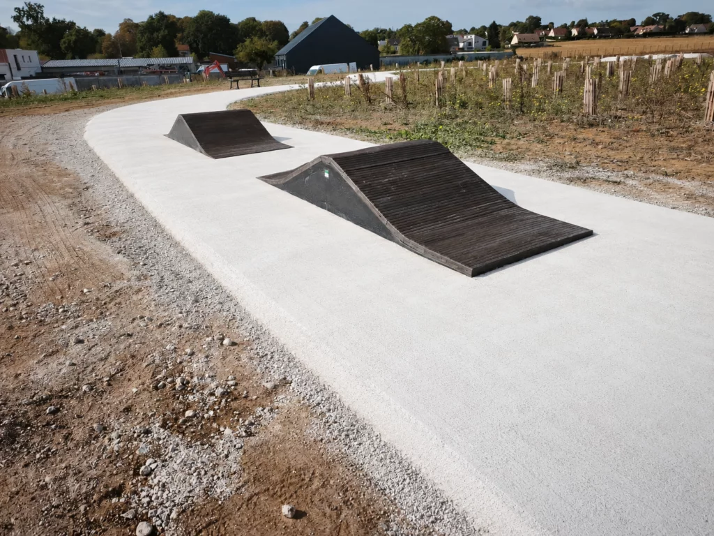 Double bosse VTT en plastique recyclé sur parcours extérieur