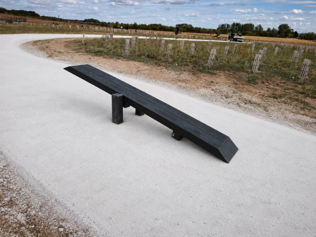 Planche à bascule VTT en plastique recyclé pour parcours extérieur