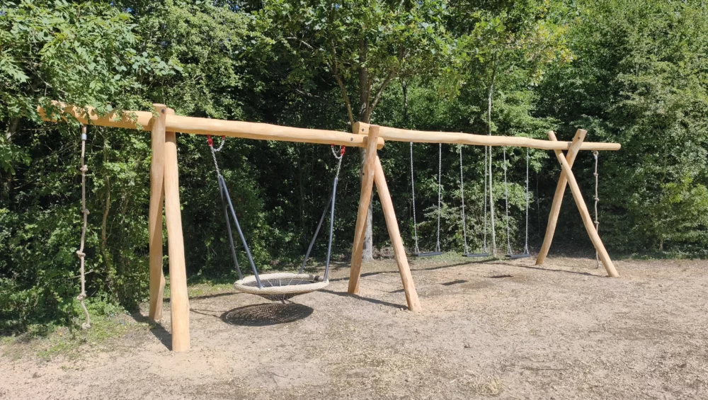 Portique balançoire en robinier pour aire de jeux extérieure