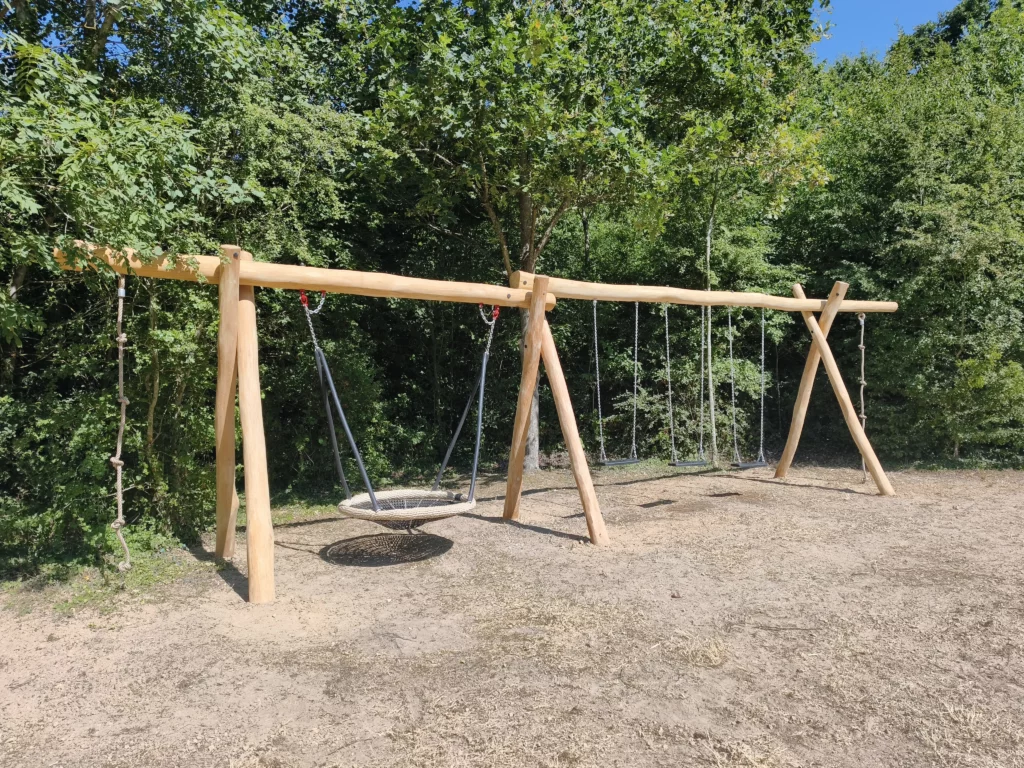 Portique balançoire en robinier pour aire de jeux extérieure