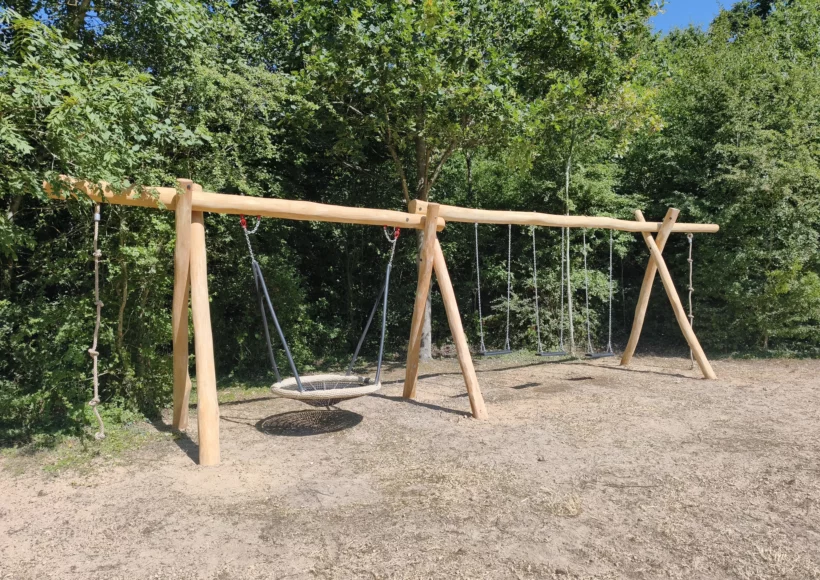 Portique balançoire en robinier pour aire de jeux extérieure