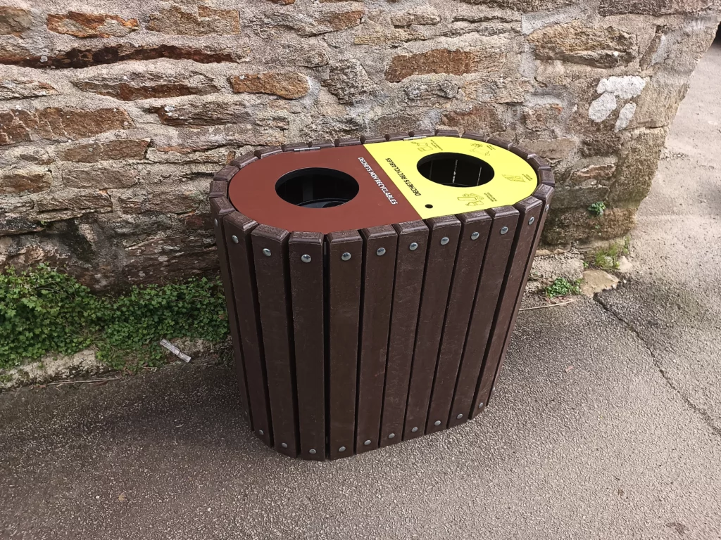 Poubelle de tri double en plastique recyclé pour mobilier urbain