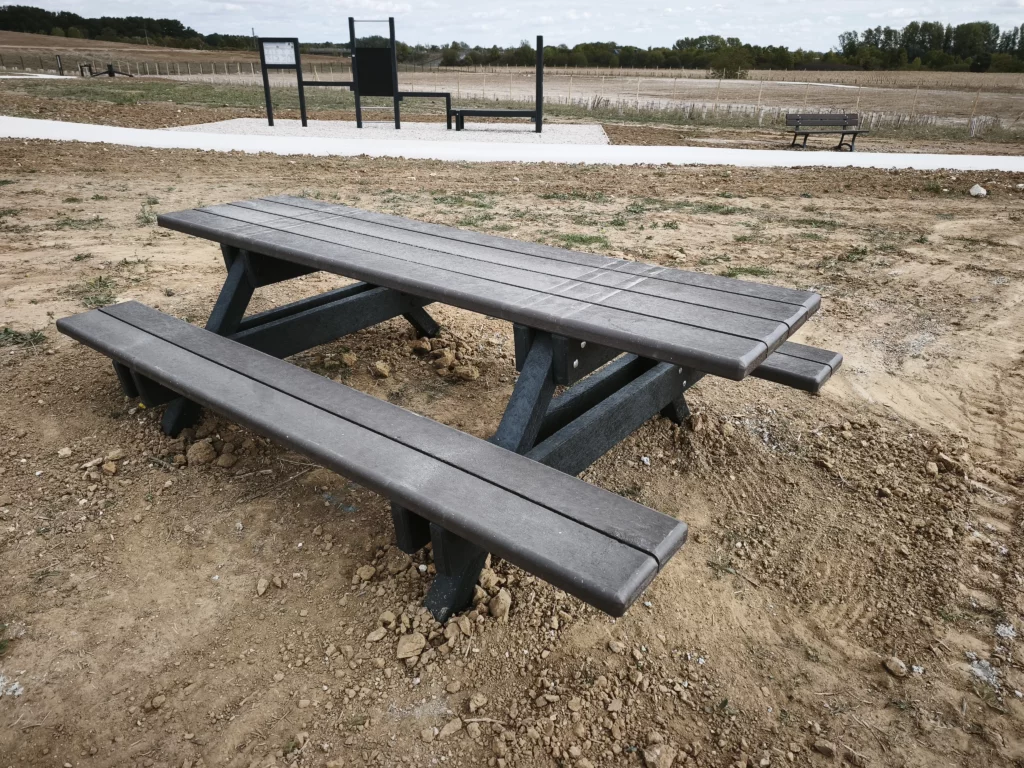 Table de pique-nique PMR en plastique recyclé pour collectivité