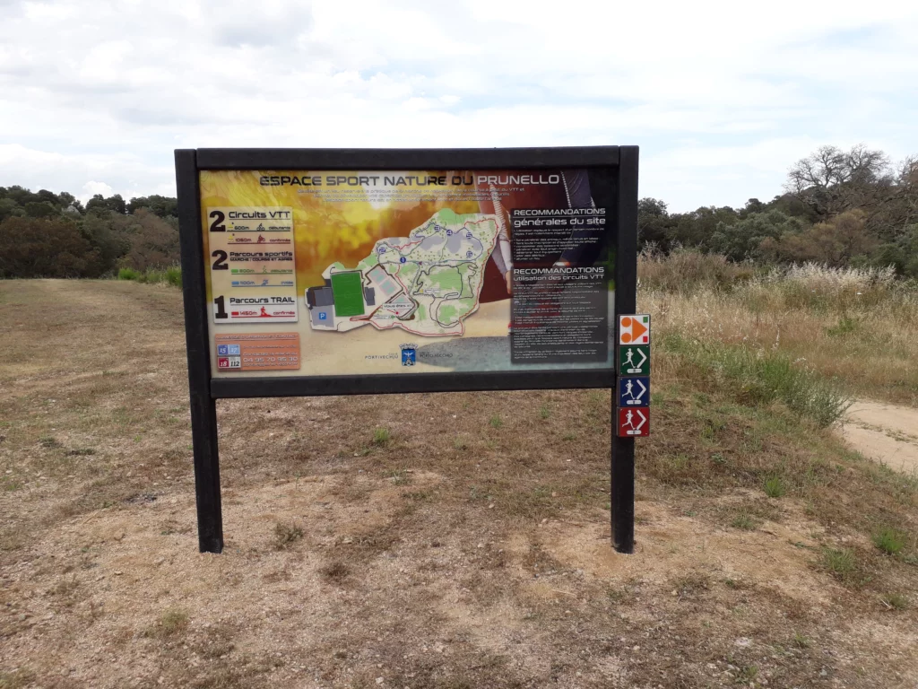 Panneau d’information pour circuits VTT et parcours sportifs en pleine nature
