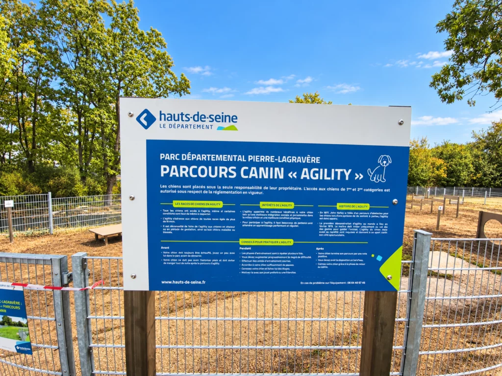 Panneau d'information du parcours agility du Parc Pierre-Lagravère