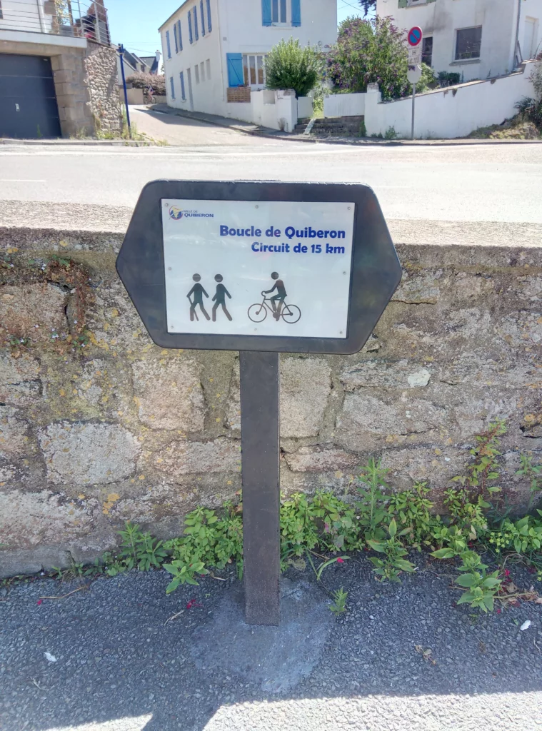 Panneau directionnel extérieur pour circuit pédestre et vélo à Quiberon